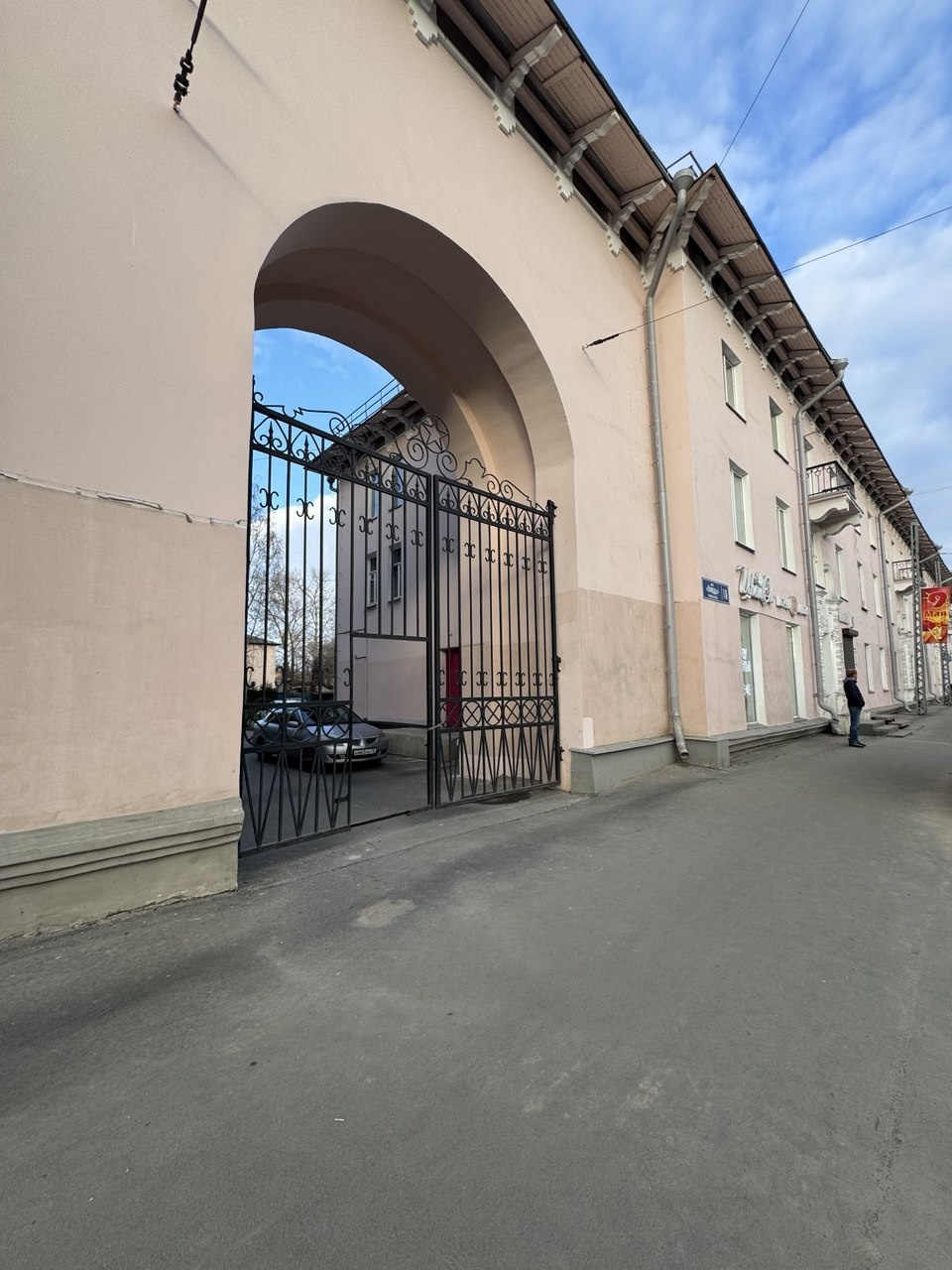 Уважаемые покупатели вашему вниманию предлагается отличный вариант 2 к квартиры в расширенном центре, в 5 минутах от центра
Преимущество данного варианта
-Кирпичный дом, толстые стены, широкие подоконники
- электроплита
- пол ламинат
- пластиковые окна
- свежий ремонт
- интеллигентные соседи
- тихий