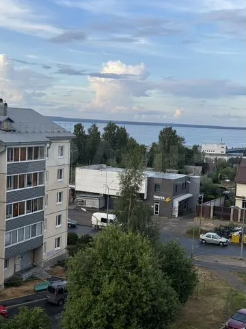 В продаже замечательная трехкомнатная квартира с видом на Онежское озеро.
Квартира ориентирована на запад и восток. С одной стороны солнце входит, с другой -заходит. Со стороны лоджии можно наблюдать , сидя за чашкой кофе наблюдать потрясающие закаты.. Кроме того такое расположение обеспечивает полн